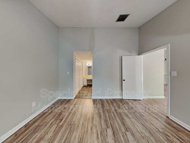 Building Photo - 2405 Falcon Pl