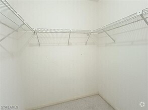 Building Photo - 628 SE 12th Ct