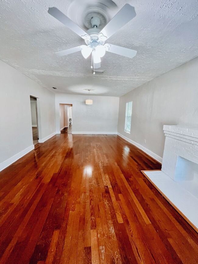 Building Photo - 3/2 Historic Home Available NOW!