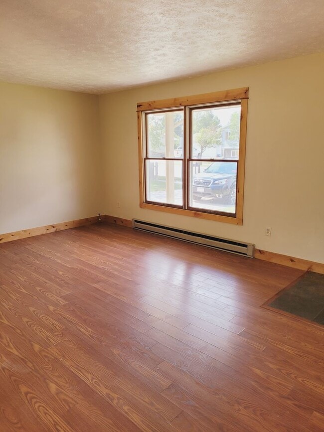 Building Photo - Beautiful Home with an Open Floor Plan