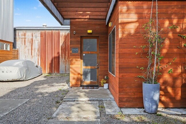 Foto del edificio - 3425 Louise St