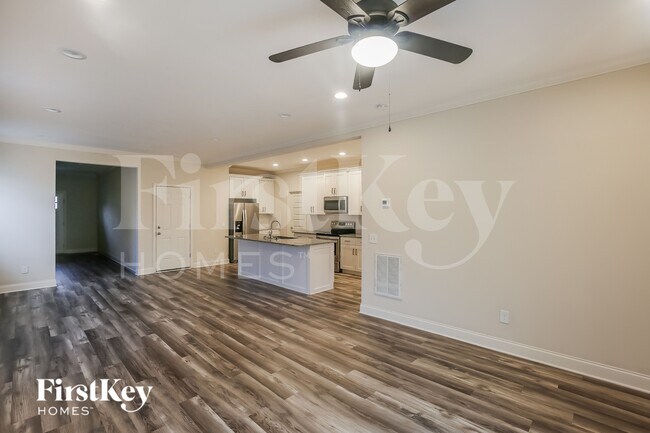 Building Photo - 215 Parkwood Dr NW