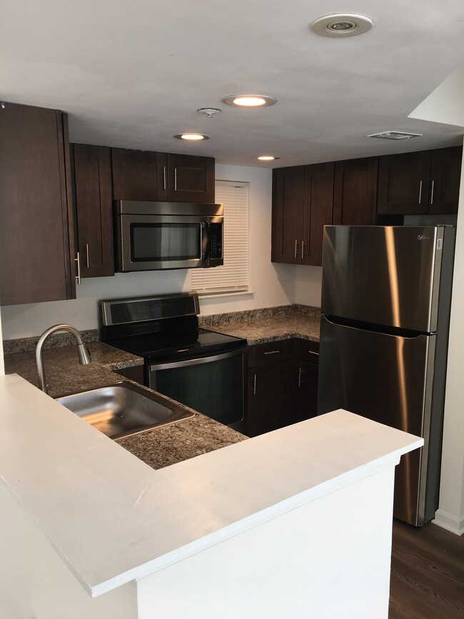 Building Photo - 10400 Westridge Dr