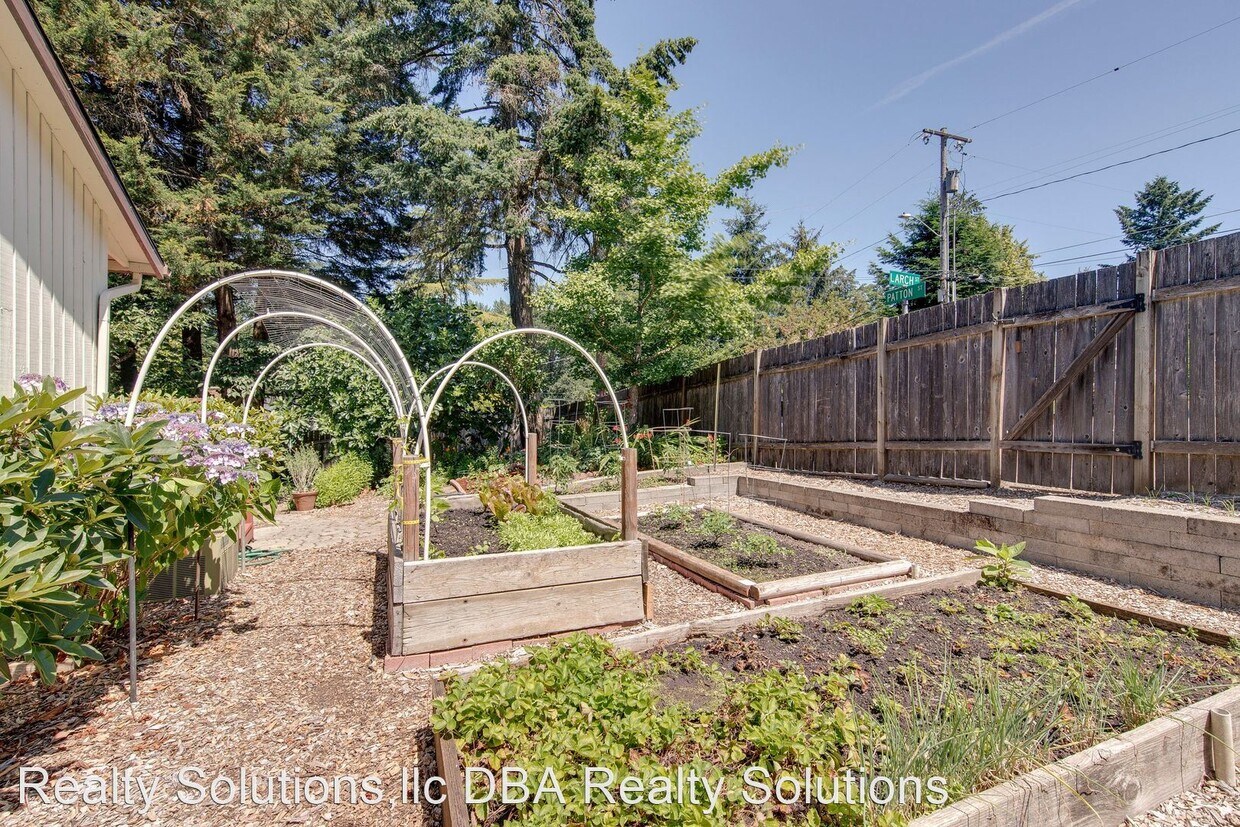 3 br, 2 bath House 1701 Aspen Ct House Rental in Lake Oswego, OR