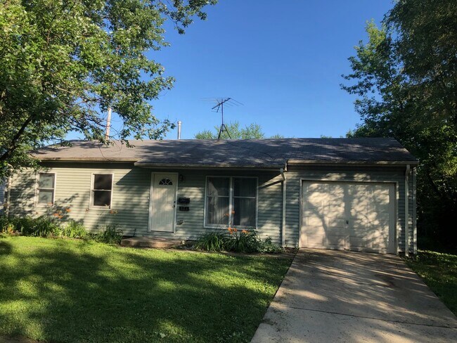 Foto del edificio - 823 Hillside Dr