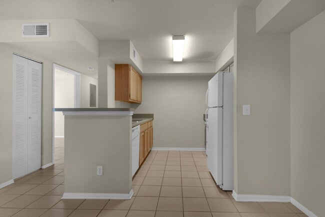 Building Photo - Spacious 2B/2B Unfurnished Condo near Beach in the Heart of Destin!