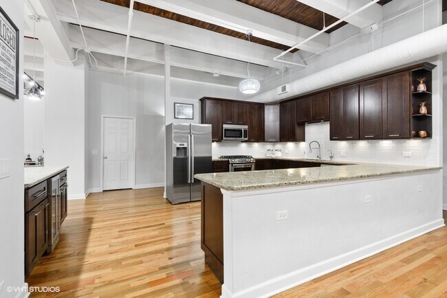 Foto del edificio - 312 N May St