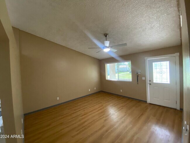 Foto del edificio - 875 N Nebraska St