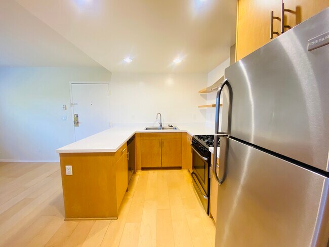 Building Photo - 5091 Glen Iris Ave
