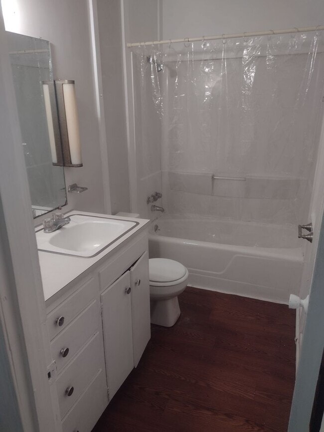 Building Photo - 1 Bedroom Studio close to UNC