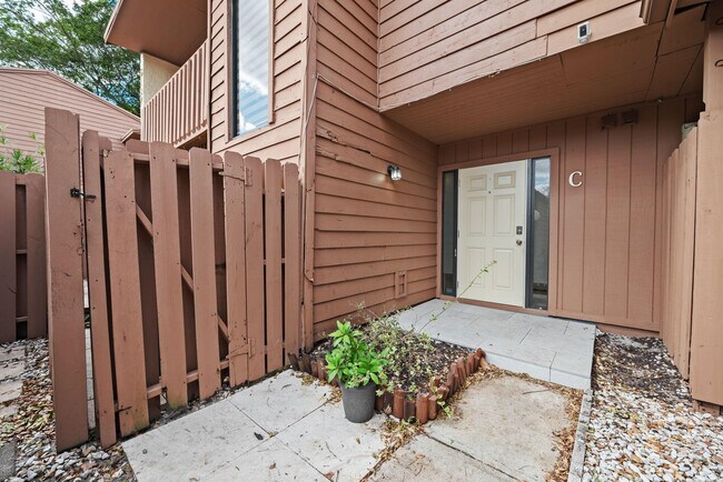 Foto del edificio - 6187 Laurel Ln