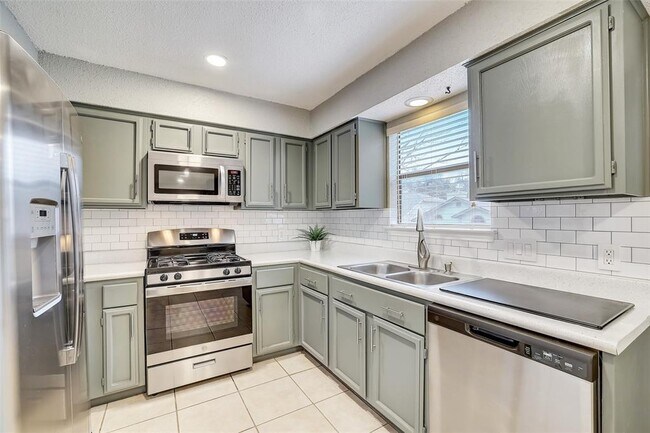 Foto del edificio - 12801 Steeple-Chase Dr