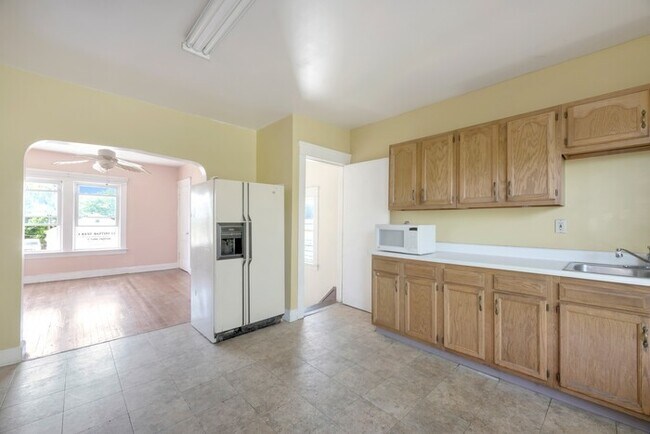 Building Photo - 10921 Grandview Ave