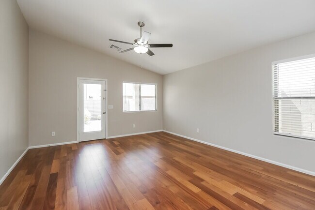 Foto del edificio - 10223 W Gross Ave