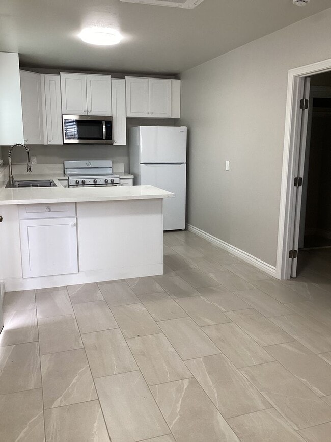 Building Photo - Beautifully Designed 1 Bedroom ADU