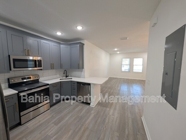 Building Photo - 1707 E Columbus Dr