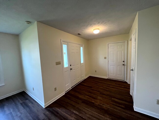 Building Photo - 2154 Skyview Dr