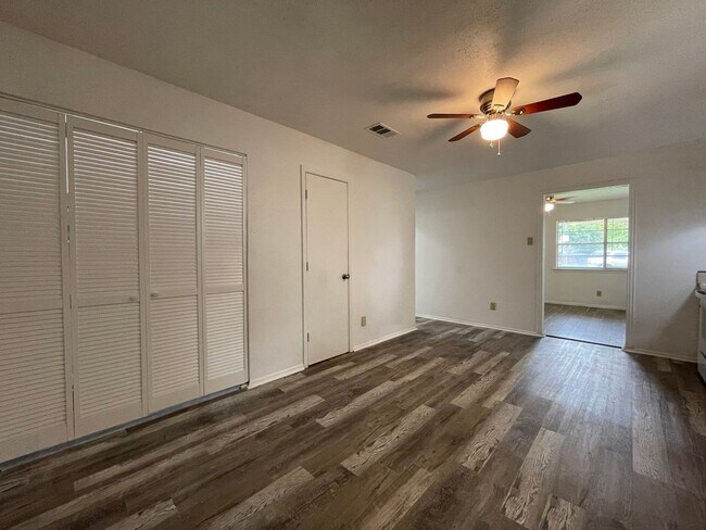 Foto del edificio - COMING SOON - 2 Bedroom 1 Bath Home in Lak...