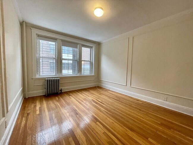 Foto del edificio - Large 1 bedroom unit with renovated kitchen and no broker's fee!