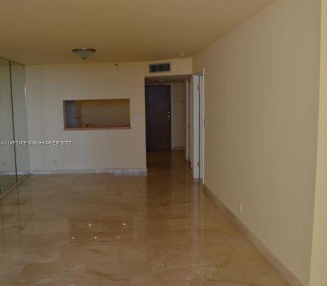 Building Photo - 2555 Collins Ave