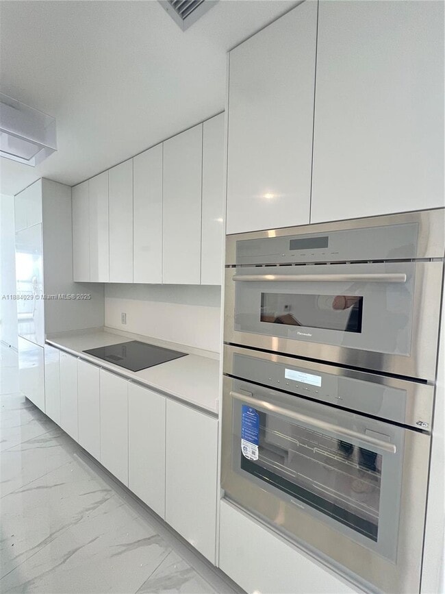 Foto del edificio - 700 NE 24th St