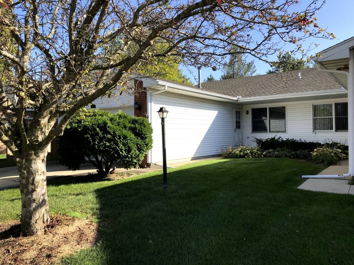 One level Condo w/ attached 2 car garage - 109 W Tomaras Ave