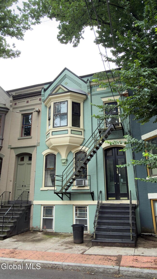 Foto del edificio - 12 Irving St