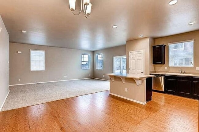 Building Photo - Immaculate 4B/2.5B Available August 1 2025!