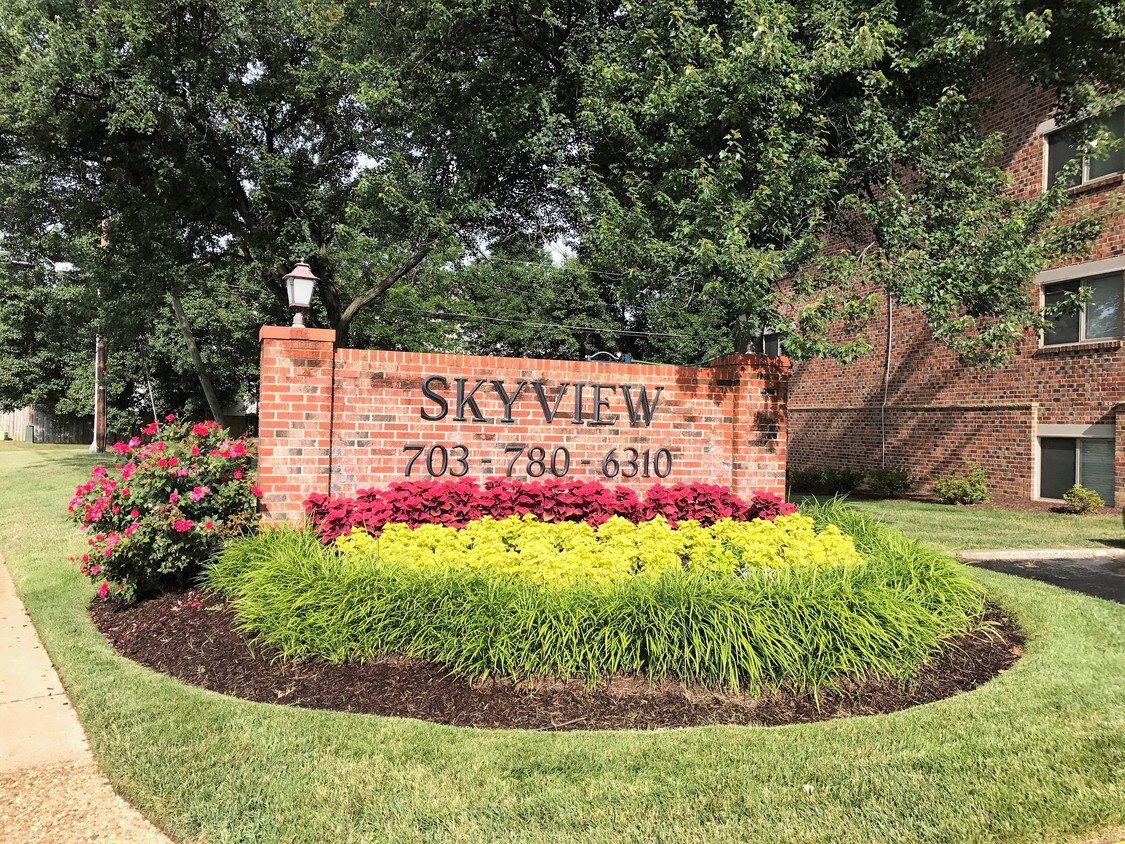 Entrance Sign - Skyview Apartments