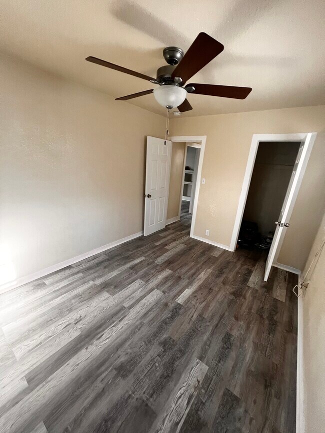 Building Photo - 1452 W 60th Pl