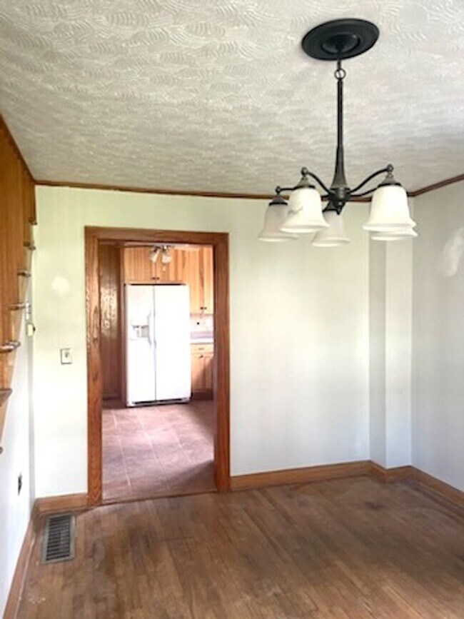 Foto del edificio - Five Bedroom Three Bath Home in Cross Lanes minutes from I-64 For Quick Access to Charleston and/...