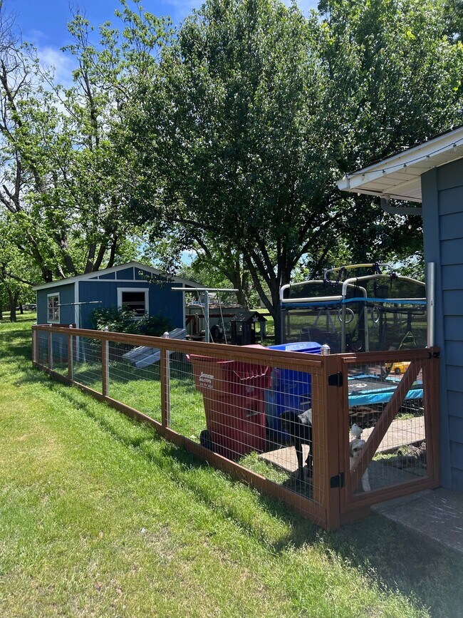 Building Photo - 1102 Walnut St