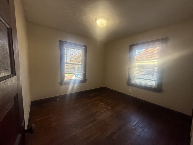 Building Photo - 2824 Des Moines St