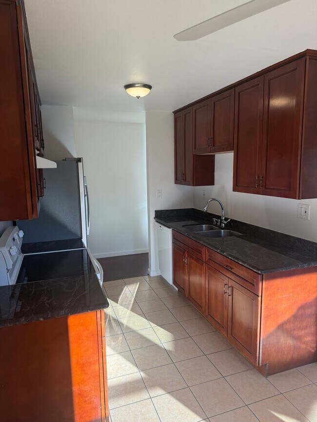 Foto del edificio - Charming 2-Bedroom Condo in Prime Walnut C...