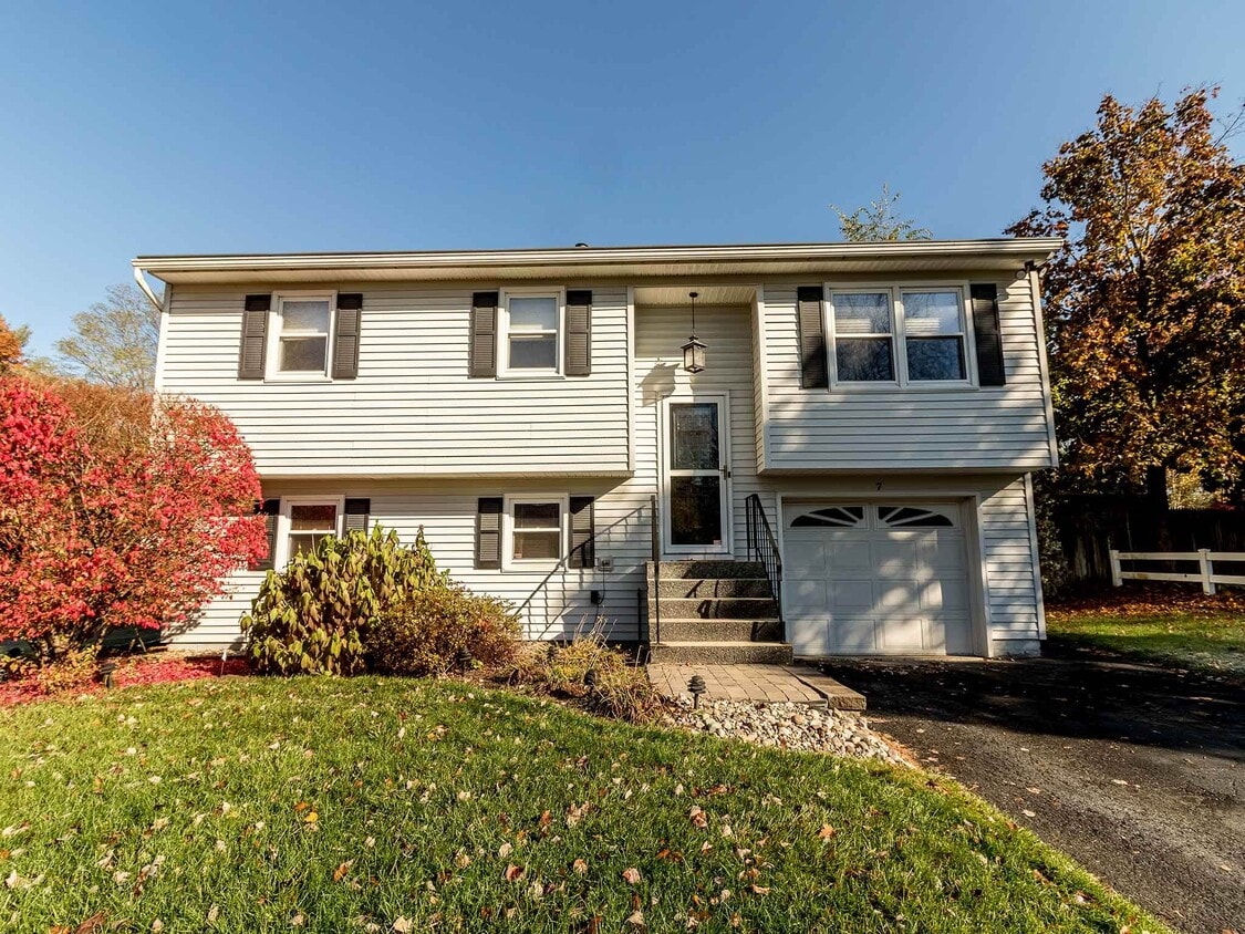 Primary Photo - 7 Maple Dr