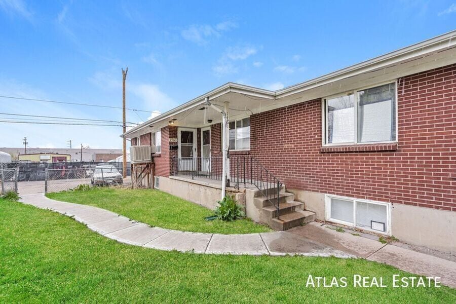 Primary Photo - 1479 W Byers Pl