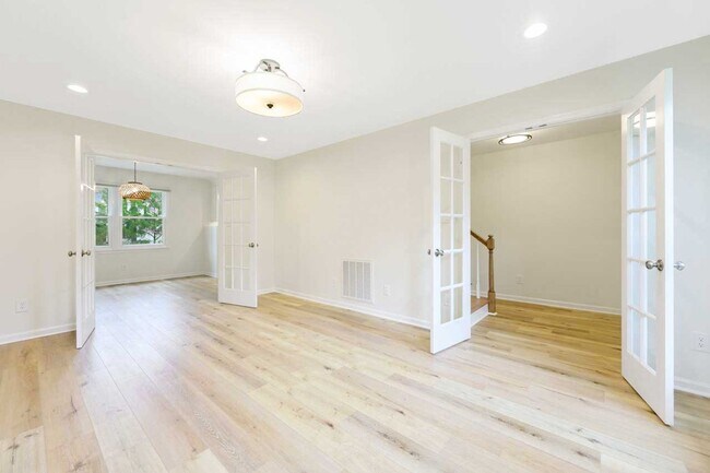 Building Photo - Charming, Renovated 4 Bedroom home in Down...