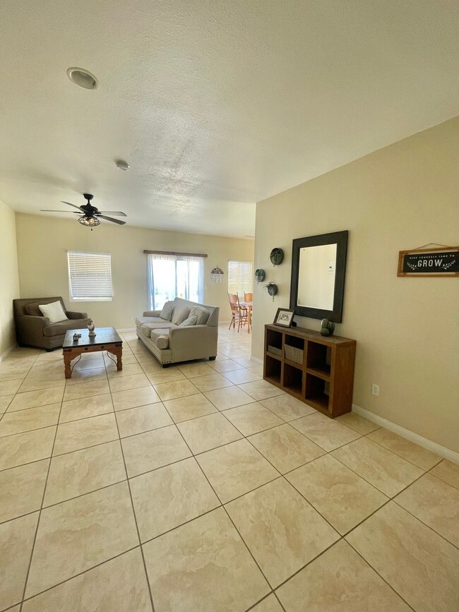 Building Photo - 3 Bedroom 2 Bathroom Home, Conveniently Lo...