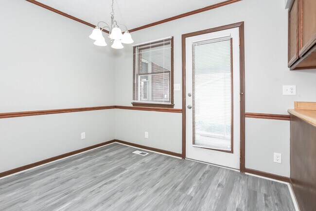 Building Photo - 2456 Bendel Dr