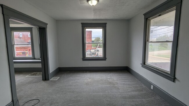 Building Photo - Charming 3 bedroom, 1 bathroom house locat...