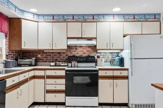 Building Photo - Large 2 Bed/2.5 Bath Condo | Private Back Deck | Washer and Dryer and More!