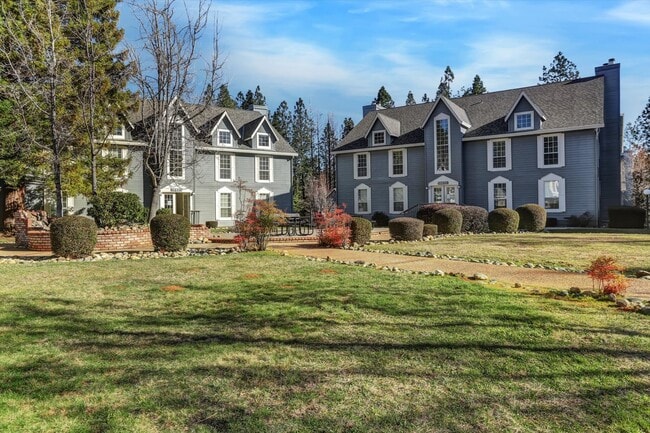 Center Courtyard - Gold Creek Village