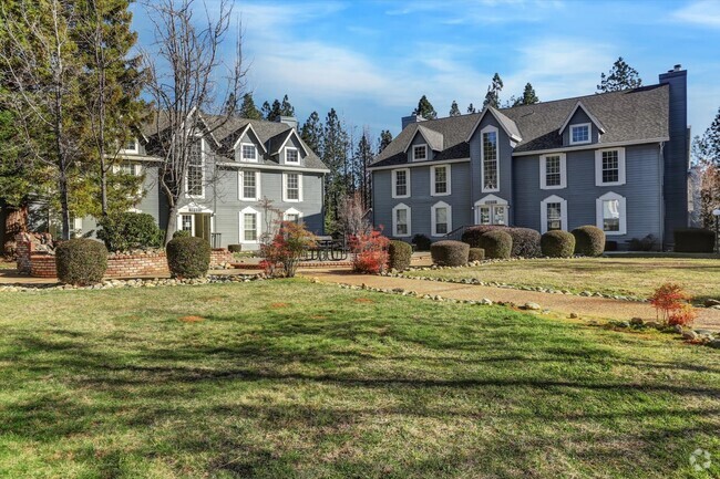 Center Courtyard - Gold Creek Village