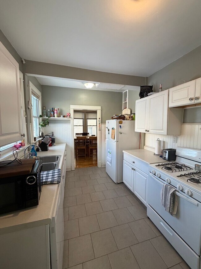 Foto del edificio - AVAILABLE JUNE 1st - 4 Bed, 1.5 Bath Bungalow