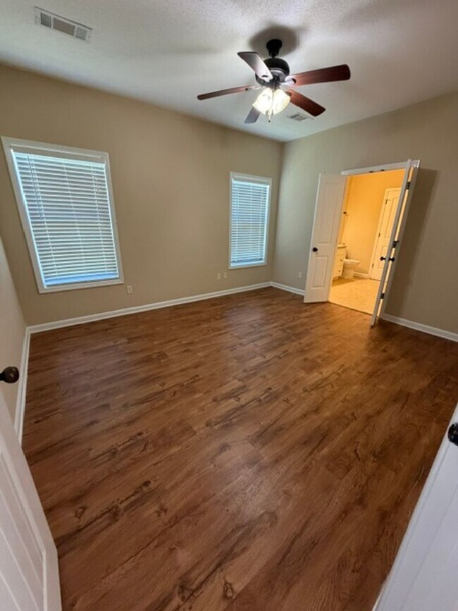 Foto del edificio - Charming 3 bedroom 2 bath home available now