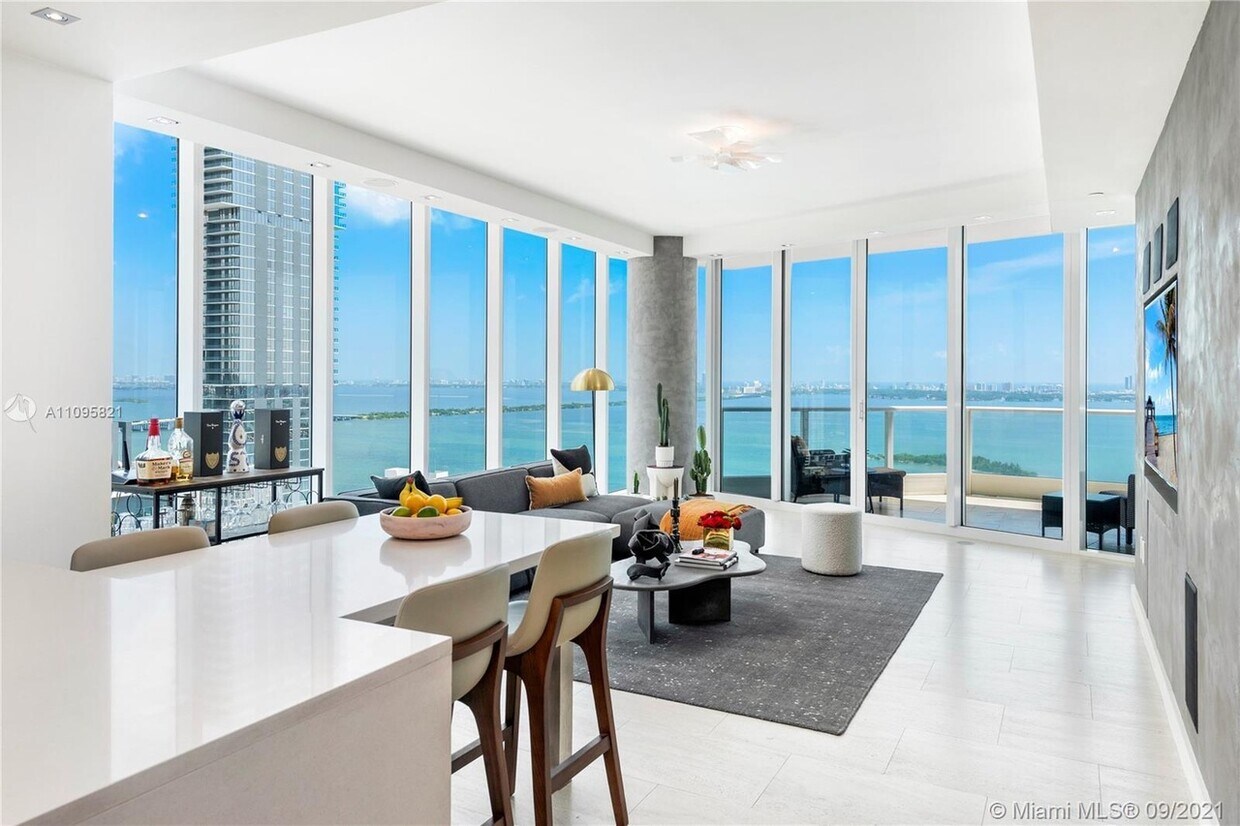 Living Room - 2020 N Bayshore Dr