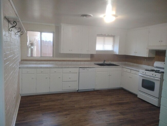 Foto del edificio - Big House on a Big Fenced Lot on the West Side of Jacksonville