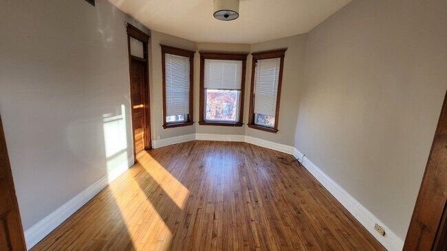 Building Photo - 928 S Claremont Ave