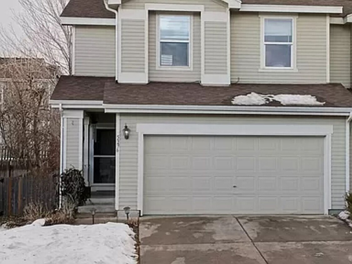 Foto principal - Charming 3 Bed 2 Bath Townhome for Rent in...