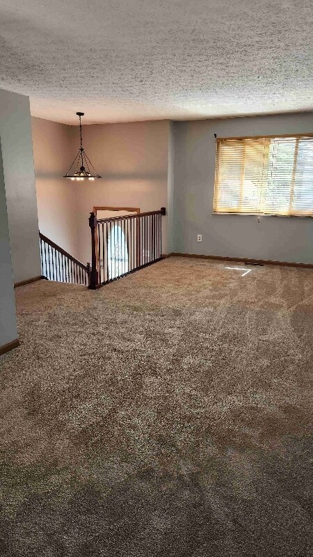 Foto del edificio - 620 Mistletoe Ct